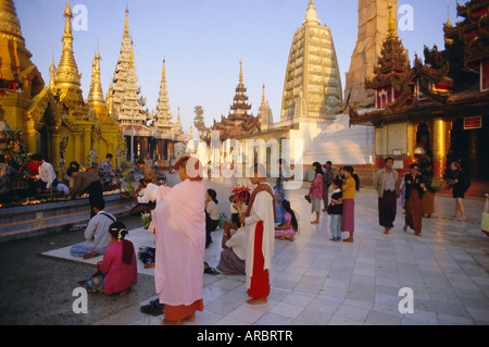 Buddhistische Gläubige an der Shwedagon Paya (Shwe Dagon Pagode), Yangon (Rangoon), Myanmar (Burma), Asien Stockfoto