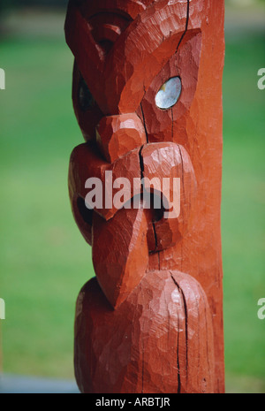 Eine geschnitzte Figur oder "Poupou" in Whakarewarewa thermal und kulturellen Bereich, Rotorua, Nordinsel, Neuseeland Stockfoto