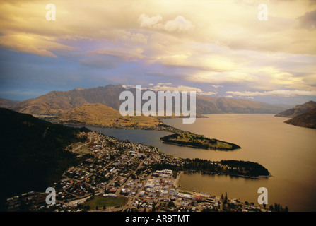 Blick vom Skyline Chalet, Queenstown, Lake Wakatipu und The Remarkables, West Otago, Südinsel, Neuseeland Stockfoto