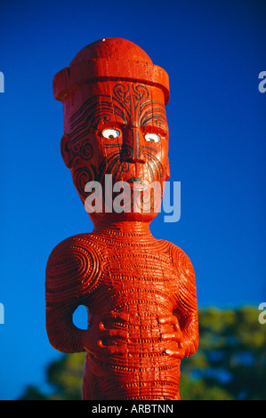 Eine geschnitzte Figur/Poupou in einem Maori Dorf am Whakarewarewa thermal und kulturellen Bereich von Rotorua, Nordinsel, Neuseeland Stockfoto