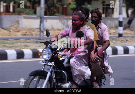 Holi Nachtschwärmer auf Motorrädern in Jaipur Stockfoto