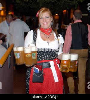 Wiesn-Kellnerin mit Bier Stockfoto