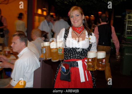 Wiesn-Kellnerin mit Bier Stockfoto