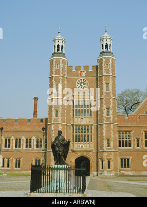 Statue von Heinrich VI., der Gründer und der Lupton Turm, Eton College, Berkshire, England, Vereinigtes Königreich Stockfoto