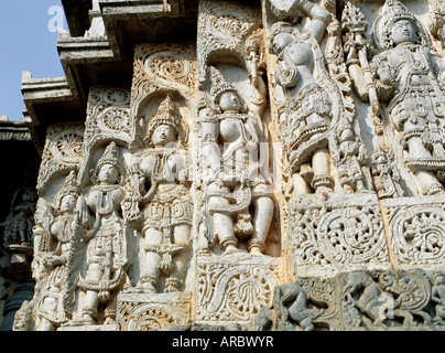 Nahaufnahme von geschnitzten Figuren, Hoysaleshvara Tempel, Halebid, in der Nähe von Hassan, Bundesstaat Karnataka, Indien Stockfoto