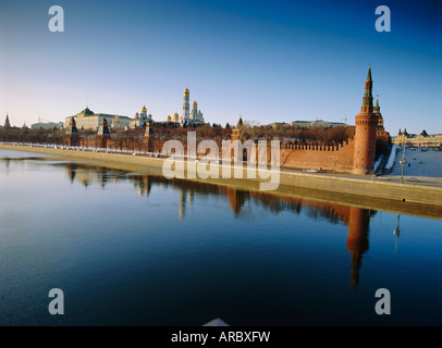 Ansicht des Kreml Kirchen und Türme aus Moskau River Bridge, Moskau, Russland, Europa Stockfoto