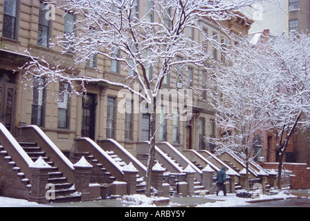 Alten Sandsteinhaus Stil Häuser nach einem Schneesturm, New York City, New York, USA Stockfoto