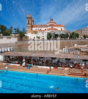 EU ES Spanien Ceuta in Nordafrika Marokko gehört zu Spanien spanische Exklave. Blick auf die Stadt mit Swimming Pool und Kathedrale Stockfoto