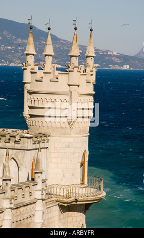 Der Schwalbe Nest Burg thront auf einer Klippe über dem Schwarzen Meer, Jalta, Krim, Ukraine, Europa Stockfoto