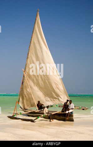 Ein Traditionssegler hölzernen Dhau auf Kiwendwa Strand, Sansibar, Tansania, Ostafrika, Afrika Stockfoto