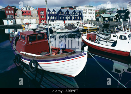 Boote im Hafen von Tórshavn (Thorshavn), Stremoy, Färöer Inseln, Dänemark, Europa, Nord-Atlantik Stockfoto