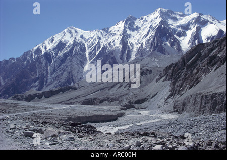 Der Karakorum (Karakorum) Autobahn auf der chinesischen Seite mit Fluss Giz, Xinjiang, China, Asien Stockfoto