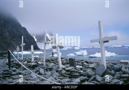 Grabstätte mit Gedenkstätten für Walfänger und Wissenschaftler, Laurie Island, Süd-Orkney-Inseln, Antarktis, Polarregionen Stockfoto