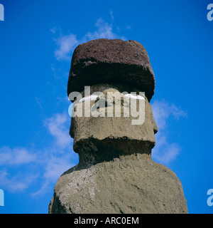 Ahu Ko Te Riku bei Tahai, die einzige Moai (Statue) mit restaurierten Augen, Osterinsel, Chile Stockfoto