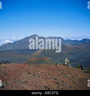 Wanderer im Haleakala Krater, Haleakala National Park, Maui, Hawaii, USA Stockfoto