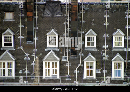 Attic Windows auf Glasgow auf dem Dach Stockfoto