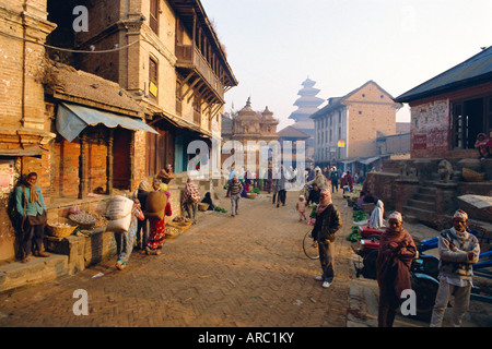 Am frühen Morgenmarkt in der Straße, Bhaktapur (Bhadgaun), Kathmandu-Tal, Nepal Stockfoto