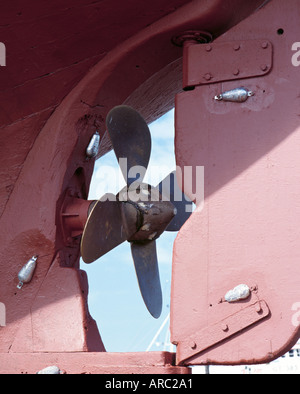 Variabler Steigung Kupferlegierung Propeller und Ruder eines Fischerbootes, in einer Schiffsreparatur Hof, Grimsby, Humberside, England, UK. Stockfoto