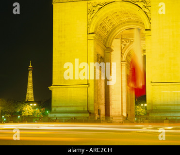 Arc de Triomphe und Eiffelturm bei Nacht, Paris, Frankreich, Europa Stockfoto