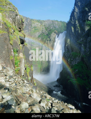 Regenbogen und Voringsfossen Wasserfall, Region Hardanger, Norwegen, Skandinavien, Europa Stockfoto