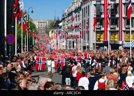 Blick auf den Königspalast, der norwegische Nationalfeiertag (17. Mai) Oslo, Norwegen, Skandinavien, Europa Stockfoto