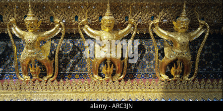 Detail der Außenseite des Wat Phra Kaew (Wat Phra Kaeo), Tempel des Smaragd-Buddha, Grand Palace, Bangkok, Thailand Stockfoto