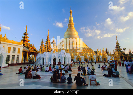 Gläubigen an die große goldene Stupa Shwedagon Paya (Shwe Dagon Pagode), Yangon (Rangoon), Myanmar (Burma) Stockfoto