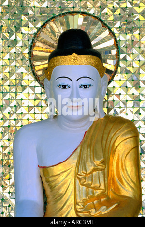 Buddha Bild, Shwedagon Paya (Shwe Dagon Pagode), Yangon (Rangoon), Myanmar (Burma) Stockfoto