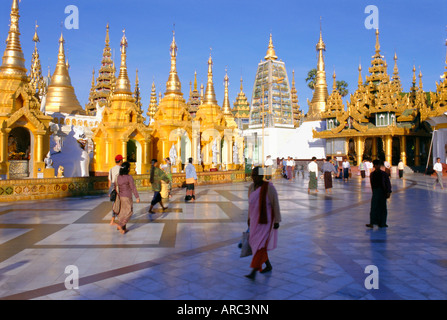 Goldene Türme, Shwedagon Paya (Shwe Dagon Pagode), Yangon (Rangoon), Myanmar (Burma) Stockfoto