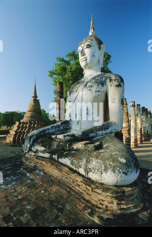 Sitzenden Buddha und zerstörten Chedi, alten Sukothai/Muang Kao, Sukothai, Thailand, Asien Stockfoto