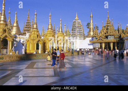 Goldene Türme an der Shwedagon Paya (Shwe Dagon Pagode), Yangon (Rangoon), Myanmar (Burma), Asien Stockfoto