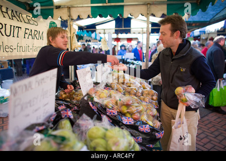 Kunden- und Standbesitzer in Stroud Farmers Market, Stroud, Gloucestershire, UK Stockfoto