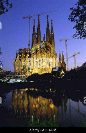 Gaudi Kirchenarchitektur, Kathedrale La Sagrada Familia in der Nacht, Catalunya (Katalonien) (Cataluna), Barcelona, Spanien, Europa Stockfoto