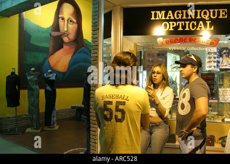 Miami Beach, Florida, Lincoln Road Mall, Restaurants, Unterhaltung, Performance, Show, Nachtleben abends nach Einbruch der Dunkelheit, Gesellschaftliches, Shopping Shopper Shopper shoppen s Stockfoto