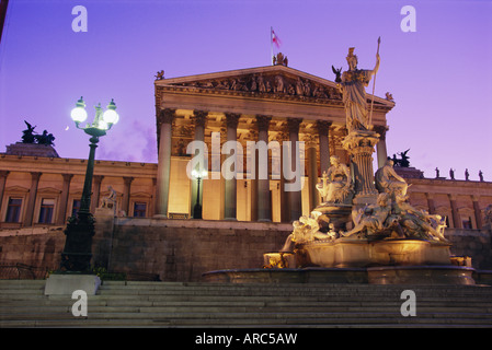 Pallas Athene (Athena) Brunnen und Parlament Gebäude bei Nacht, Vienna, Austria, Europe Stockfoto