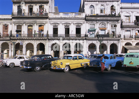 Amerikanischen 1950er Jahre Autos als Taxis, Havanna, Kuba, Karibik, Mittelamerika Stockfoto