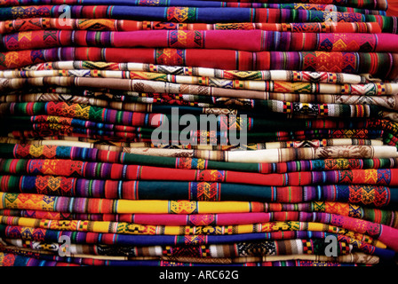 Detail von einem Haufen von bunten Ponchos, Cuzco (Cusco), Peru, Südamerika Stockfoto