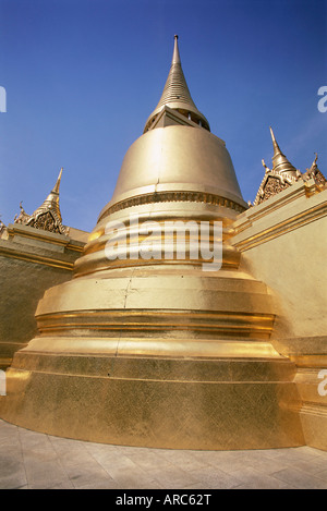 Goldene Stupa, Tempel des Smaragd-Buddha (Wat Phra Kaew) in der Grand Palace, Bangkok, Thailand, Südostasien, Asien Stockfoto