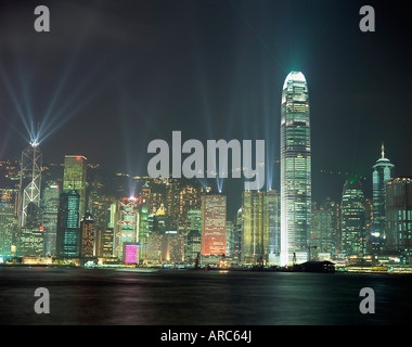 Hong Kong Skyline der Stadt auf der Suche über den Victoria Harbour auf Hong Kong Island bei Nacht, Hong Kong, China, Asien Stockfoto