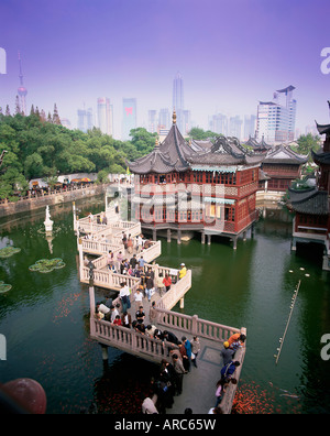 Yu Yuan Tee Haus und Stadt Skyline, Yu Yuan Shangcheng, Yu Gärten Bazaar, Shanghai, China, Asien Stockfoto