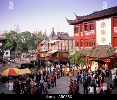 Personen außerhalb der Yu Yuan Teehaus Yu Yuan Shangcheng, Yu Gärten Bazaar, Shanghai, China, Asien Stockfoto