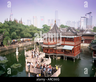 Yu Yuan Tee Haus und Stadt Skyline, Yu Yuan Shangcheng, Yu Gärten Bazaar, Shanghai, China, Asien Stockfoto