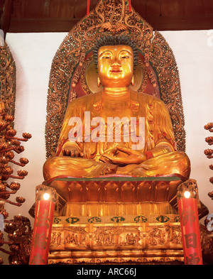 Gold sitzende Buddha-Statue, Heavenly King Hall, Jade-Buddha-Tempel, Yufo Si, Shanghai, China, Asien Stockfoto