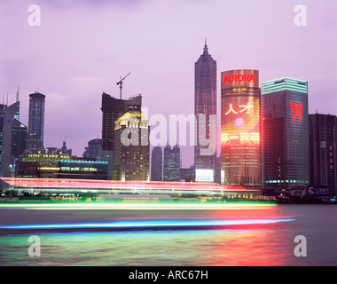 Blick über den Fluss in der Dämmerung nach neuen Pudong Bezirk Skyline, Huangpu-Fluss, Shanghai, China, Asien Stockfoto