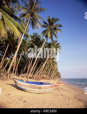 Kleines Boot auf Palmen gesäumten Strand, Mui Ne Strand, Süden-zentralen Küste, Indochina, Vietnam, Südostasien, Asien Stockfoto