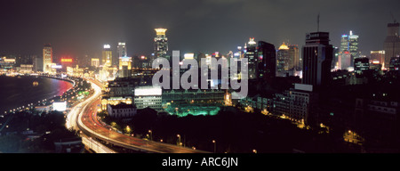 Erhöhten Nachtansicht auf den Bund (Zhongshan Dong Yilu), den Fluss und die Skyline von New City, Shanghai, China, Asien Stockfoto