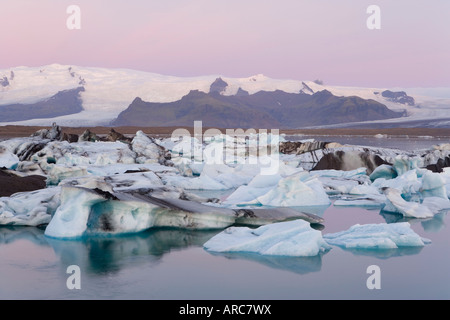 Eisberge schwimmen in der Lagune unter Breidamerkurjokull Gletscher, Jökulsárlón, südlichen Vatnajökull, Island, Polarregionen Stockfoto