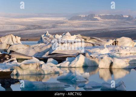 Eisberge schwimmen in der Lagune unter Breidamerkurjokull Gletscher, Jökulsárlón, südlichen Vatnajökull, Island, Polarregionen Stockfoto