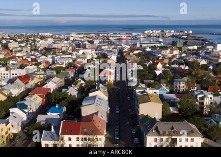 Geringe Luftaufnahme von Hallgrimskirkja bunte Häuser, Reykjavik, Island Stockfoto