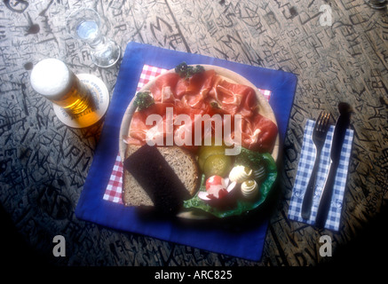 Mahlzeit in einer deutschen Bier Taverne mit Glas Bier Stockfoto